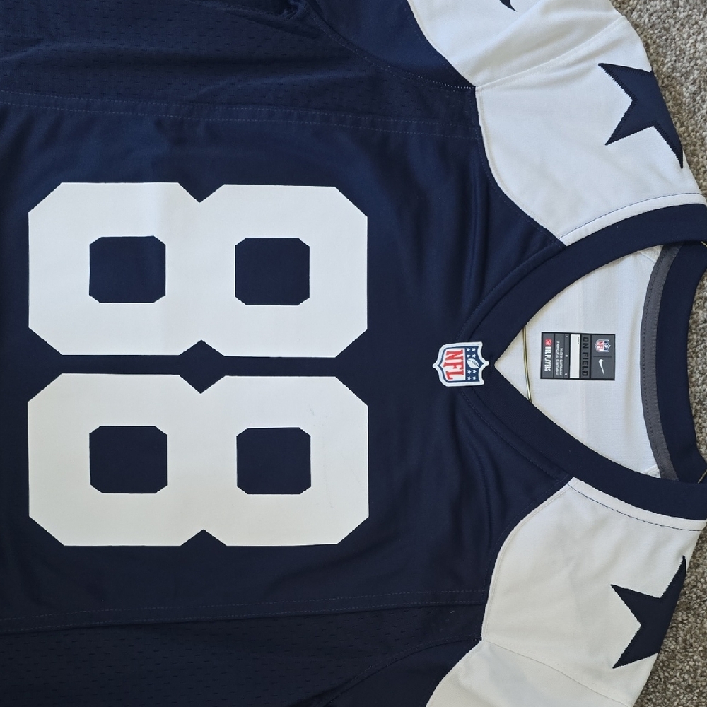Large Womans. Dallas Cowboys,Navy and White NFL Jersey. Official NFL